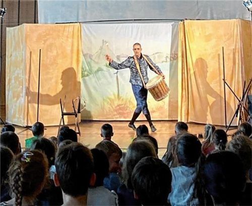 Ob Spielmann oder König, Königin, Königssohn oder Prinzessin: Stefan Knoll begeisterte als Ein-Mann-Theater das junge Publikum. re