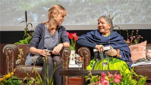 Öko-Ikone Vandana Shiva aus Indien (rechts) mit Übersetzerin Anne Ursinus. Foto EM cHIEMGAU