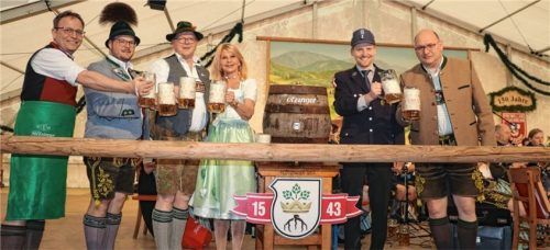 „Ozapf is!“ Daniel Mair, Sebastian Graf, Matthäus Wallner von Flötzinger , Brauereichefin Marisa Stegmüller, Benno Voggenauerund Braumeister Franz Amberger. Foto Rehberg