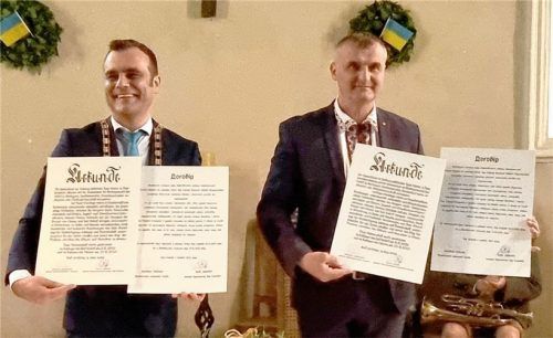 Partnerschaftsvertrag steht: Alois Loferer (links) und Mischa Popelitsch, die Bürgermeister von Bad Endorf und Volovec, strahlen um die Wette. Foto Ammelburger
