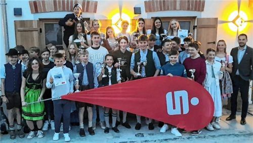 Patrick Eder von der Sparkasse Rosenheim-Bad Aibling (rechts) gratulierte allen Platzierten im Sparkassen-Cup.Foto Ilse
