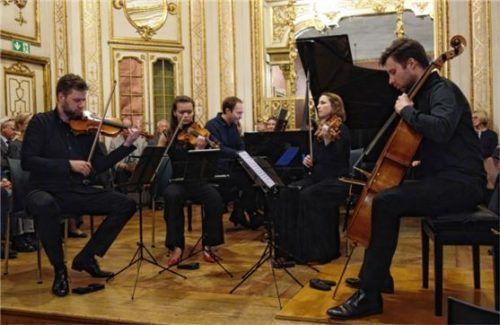 Pianist Herbert Schuch (Mitte) mit dem Armida Quartett in Neubeuern.Foto füchtner