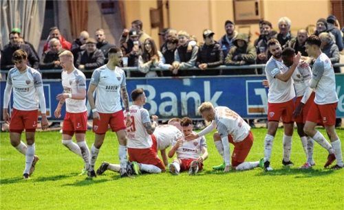 Riesenjubel nach dem 3:0 durch Tobias Steer und dem damit verbundenen Klassenerhalt der Buchbacher. Foto Michael Buchholz
