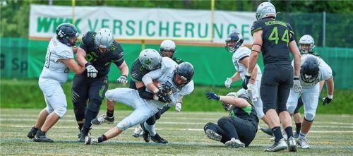 Rosenheims Defensive packte (auf dem Bild Leon Greszik) im richtigen Moment zu und ließ die Gäste aus Kirchdorf nicht ins Spiel kommen. Foto  Alexander Gerhardt
