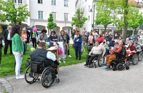 Rund 100 Teilnehmer kamen zur „Speakers Corner“ in Rosenheim. Foto Schlecker