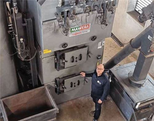 Schon seit über zehn Jahren bewährt: Das Biomasseheizwerk in Gars mit Betreiber Sepp Pflügl, am großen Heizkessel. Die Hackschnitzel sind Abfall aus der Holzgewinnung und werden von den umliegenden Landwirten angeliefert. Foto Leitner