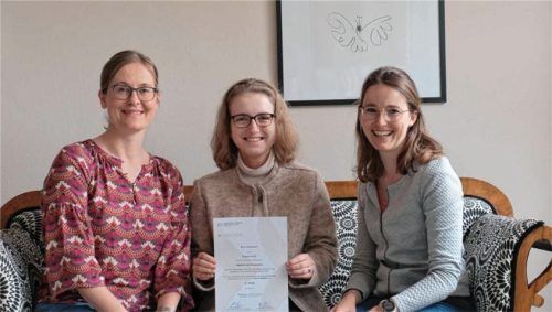 Schülerin Eva Schubert bei der schulinternen Ehrung mit den Lehrkräften des Karolinen-Gymnasiums Barbara Kreuz (links) und Julia Gschirr.Foto re