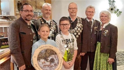 Schützenmeister Paul Anner (von links), Gewinner Jugendscheibe Maximilian Wenrich, Pistolenkönig Hans Aicher, Jugendkönig Simon Huber, Gewehrkönig Claus Kaulisch, Gewinner des Wanderpokals Lorenz Kobler und Zweite Schützenmeisterin Christa Schuster. Foto re