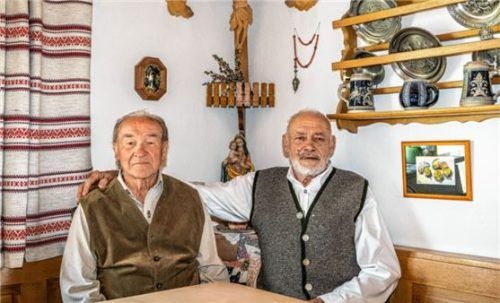 Seit 50 Jahren besuchen sich (links) Hans Schnitzlbaumer und Leopold Wörndl regelmäßig in Prutting oder auf dem Samerberg.Foto Nitzsche
