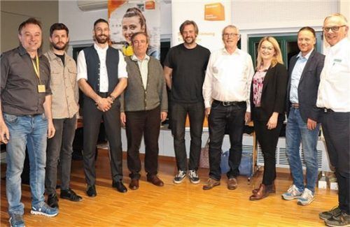 Sie lenken die Geschicke der Schreiner-Innung Traunstein: (von links) Obermeister Andreas Weinzierl (links), Benedikt Brüderl, Alexander Eckart, Lorenz Knirsch, David Kotzebue, Alfons Plank, Katja Schroll, Florian Schützinger und Bernhard Daxenberger. Foto Wittenzellner