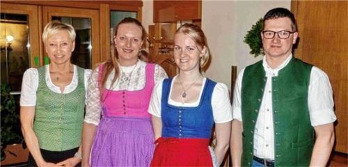 Sie sehen eine große Zukunft für den Urlaub auf dem Bauernhof: (von links) Geschäftsführerin der Anbietergemeinschaft Chiemsee-Wendelstein, Sandra Wierer, die verabschiedete Assistentin Katrin Keil, ihre Nachfolgerin Franziska Reiter und der Zweite Vorsitzende Donat Fischer. Foto Hötzelsperger