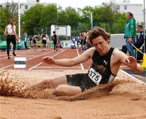 Simon Schießler aus Stephanskirchen wurde in Germering zweifacher Zweiter bei den Männern im Weit- und Hochsprung. Fotos Ludwig Stuffer