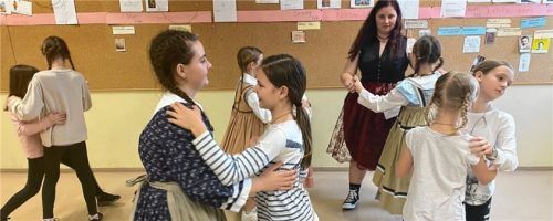 Slowenische und Rosenheimer Schüler erlernen unter der Anleitung zweier Rosenheimer Lehrerinnen gemeinsam bayerische Volkstänze.Foto re