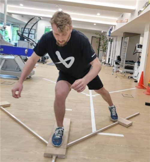 Starbulls-Verteidiger Dominik Kolb beim Stabilisationstest in Bad Endorf. Foto Ambulantes Reha- und Gesundheitszentrum Bad Endorf