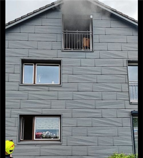 Starker Rauch kam aus einem Mehrfamilienhaus in Rott, als es im Dachgeschoss brannte.Foto Feuerwehr Rott