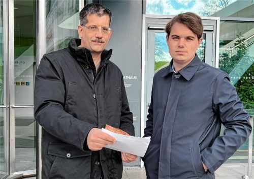 Stefan Reischl, für die Parteifreien im Kolbermoorer Stadtrat (links), wird von Bürgern mit einem anonymen Brief und 20 Euro Bargeld unter Druck gesetzt, gegen die Grundstücksüberschreitungen am Rande des Tonwerkgeländes vorzugehen. Darüber informierte er seine Stadtratskollegen wie Leonhard Sedlbauer (CSU).Fotos  Gerlach