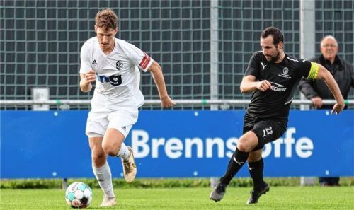 Szene aus dem Hinspiel: SVO-Kapitän Matthias Huber (rechts) verfolgt Pascal Linhart. Damals verlor Ostermünchen gegen Kastl 0:3, eine Niederlage am 27. Spieltag würde den Abstieg bedeuten.Foto Zucker