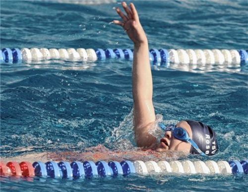 Theresia Wirkner errang beim Pokalschwimmen in Neufahrn gleich zwei Goldmedaillen.Foto re
