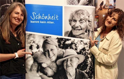 Tief beeindruckt zeigten sich die Besucher von der Ausstellung „Schönheit kennt kein Alter“, geschaffen von Fotografin Sylvia Zierer (links) und Organisatorin Evelina di Sturco. Foto Roland Schmidt