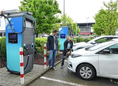 Tobias Tomczyk (links) von der Herto-Park-Gruppe und Joachim Stampfl (rechts), Projektmanager bei Mer Germany, beim Laden. Foto re