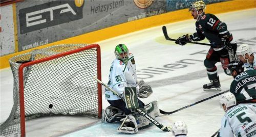 Tor für die Starbulls Rosenheim durch C.J. Stretch (12) gegen seinen späteren Club Bietigheim. Foto  Hans-Jürgen Ziegler