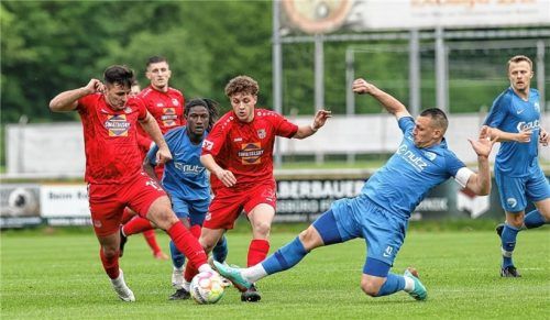 Traunstein konnte die Patzer der Konkurrenz nicht nutzen: Danijel Majdancevic (links) ist hier vor Torschütze Birol Karatepe am Ball.