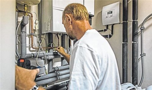 Tut es die alte Heizung noch? Wer eine energetische Modernisierung plant, sollte zunächst einen Hausrundgang mit einem unabhängigen Bausachverständigen einplanen. Foto djd/Bauherren-Schutzbund