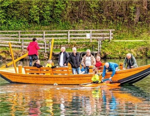 Um zurück ans Ufer zu gelangen, brauchte die Innfähre zwei Paddel, die eine Kanufahrerin brachte. Foto Nitzsche