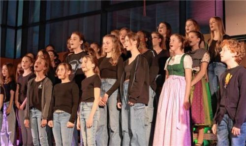 Unter der Leitung von Andrea Bönning trat der Schulchor beim Konzert auf.Foto Lüers