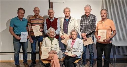 Urkunden mit Ehrungen erhielten: (vorne von links) Hildegard Grund und Hilde Stadler sowie (hinten von links) Alois Unterlinner, Michael Eimansberger, Karl Scheuring, Helmut Kubitza, Anton Gröschl und Heinrich Hörhammer.Foto re