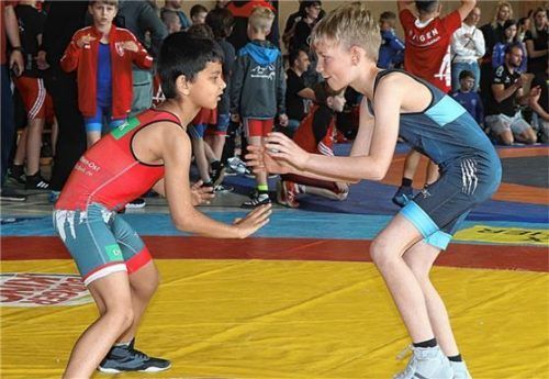 Valentin Gustapfel (blaues Trikot) vom TV Traunstein stand das erste Mal auf der Matte und ging gleich als Sieger aus dem Wettkampfviereck heraus.Foto Andreas Wittenzellner