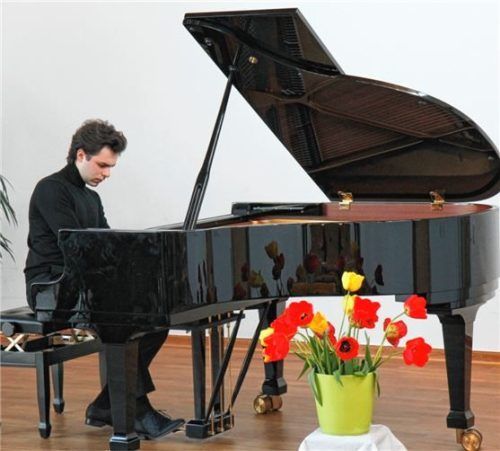 Verloren wirkt der junge Musiker Kilian Langrieger noch am Anfang des Konzerts. Und dann erfüllen er und das Piano den Raum. Foto Ahn