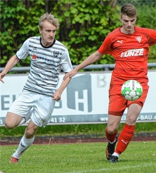 Voller Fokus auf den Ball: Torschütze Daniel Kobl (rechts) im Laufduell.Foto Ruprecht