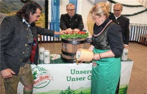 Von Auerbräu begleiteten Thomas Gerbel, Geschäftsführer Dirk Steinebach und Braumeister Karl-Heinz Silichner den gekonnten Bieranstich von Nußdorfs Erster Bürgermeisterin Susanne Grandauer.Foto STeffenhagen