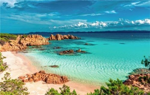 Von weiten Sandstränden und verschwiegenen Buchten über riesige Dünen bis zu gewaltigen Steilklippen weist die Küste Sardiniens nahezu alle nur denkbaren Formationen auf. Foto Stefano Zaccaria/Shutterstock.com