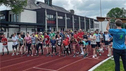 Vorfreude an der Linie: Die Läufer des Inndammlaufs warten auf den Start.Foto re
