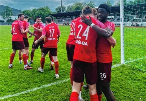 Wasserburgen Jubel nach dem Treffer zum 2:0 durch Michael Barthuber. Foto Savary