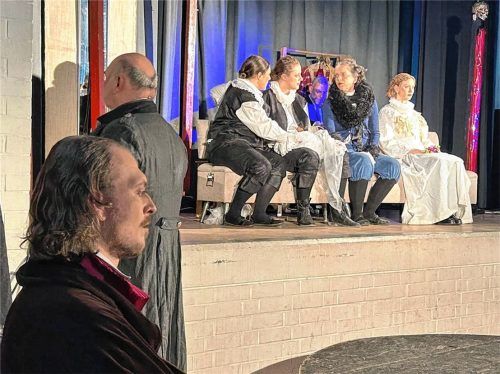 Wegschauen, hinschauen oder agieren? Das „Theater für die Jugend“ aus Burghausen spielt Hamlet. Foto Thomas Esser