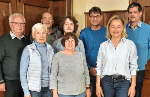 Weiter im Amt bleiben (von links) Helmut Feuerer, Margaret Hofbauer, Alexander Augenthaler, Anni Feuerer, Peter Schiffmann, Hilmar Franzkewitsch, Gabi Böning und Stefan Reischl. Foto RE
