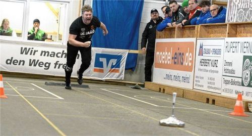 Wer krönt sich zum besten Weitenjäger der Saison? Peter Rottmoser (SV Schechen) kämpft bei den Herren gegen Michael Späth (FC Altrandsberg).Foto Albert Kamhuber