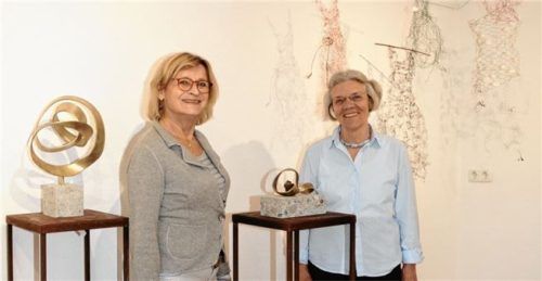 Werke von schlichter und bezaubernder Schönheit präsentieren die Künstlerinnen Sabine Klis (links) und Dr. Regine Staudt in der Galerie am Markt.Foto Reischl-Zehentbauer