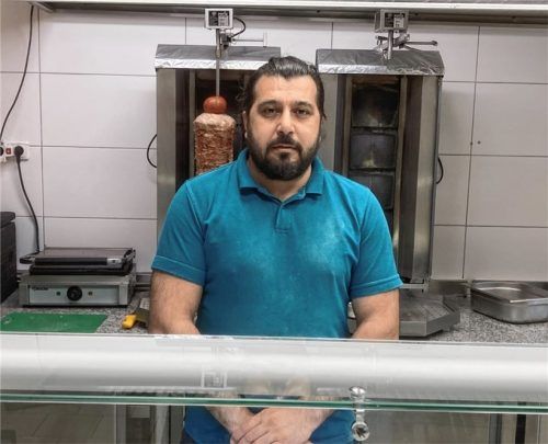 Will sich nicht einschüchtern lassen: Mehmet Yildirim aus Kolbermoor in seinem Imbiss „Rania Kebap“. Foto  Weinzierl