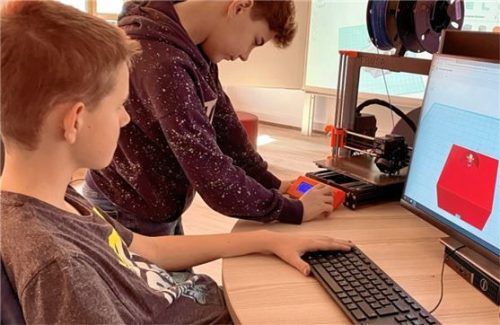 Xaver Hilger (links) und Benedikt Huber aus der siebten Klasse arbeiten am 3D-Drucker.Foto re