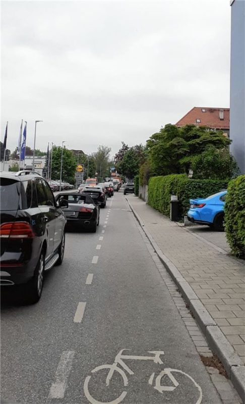 Zu den Stoßzeiten geht laut den Anwohnern in der Chiemseestraße fast gar nichts mehr. Foto Privat