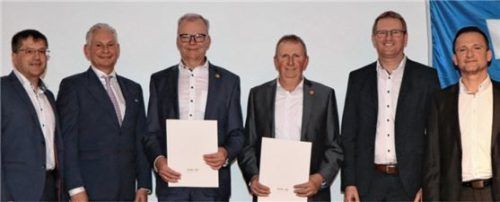 Zufrieden mit den Zahlen und der Entwicklung der Raiffeisenbank Taufkirchen-Oberneukirchen sind (von links) Vorstand Hans Fürstenberger, Wolfgang Altmüller, Vorsitzender des Bundesverbands der Volks- und Raiffeisenbanken, Vorstand Josef Speckbacher, Aufsichtsrat Franz Wastlhuber, Vorstand Helmut Langreiter und Aufsichtsratsvorsitzender Andreas Koch.Foto re
