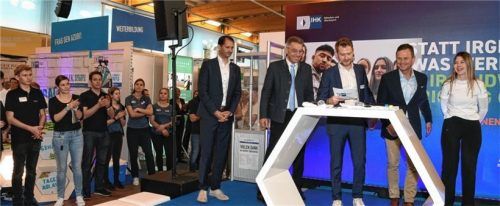 Zum Auftakt der Job-Fit-Messe gab es eine Gesprächsrunde mit (von links) Rosenheims Oberbürgermeister Andreas März, Rosenheims Landrat Otto Lederer, dem Leiter der IHK-Geschäftsstelle Rosenheim, Jens Wucherpfennig, dem Hauptgeschäftsführer des Bayerischen Industrie- und Handelskammertages und Hauptgeschäftsführer der IHK für München und Oberbayern, Dr. Manfred Gößl, und dem IHK-Ausbildungsscout Nina Kovac.Foto Schleckedr