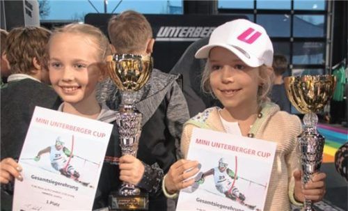 Zwei strahlende Gewinnerinnen bei der Siegerehrung (von links): Josefina Hirnböck und Antonia Rumpfinger. Foto SV Inngau