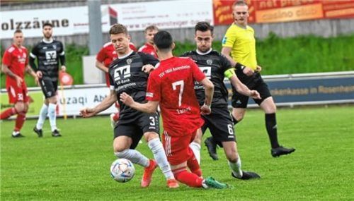 Zwischen 1860 Rosenheim (hier Bojan Tanev) und Hallbergmoos (links Ex-Profi Matthias Ostrzolek) entscheidet sich der Direktabstieg in der Bayernliga Süd.Foto Hans-Jürgen Ziegler
