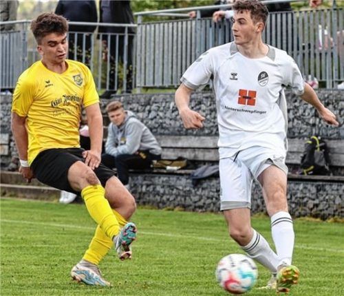 Zwischen Mehring und Edling gab es ein 3:3. Hier ist Mehrings Johannes Beutlhauser (rechts) vor dem Edlinger Paul Golla am Ball.Foto Gabi Zucker