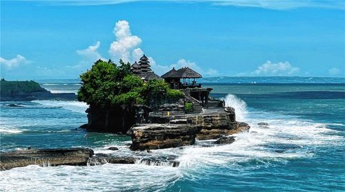 10000 Tempel finden sich auf dem Inselparadies – einer der bekanntesten ist der Wassertempel Pura Tanah Lot. Foto Luisa Simon